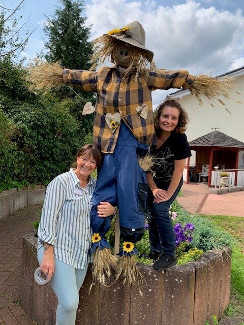 Vogelscheuche mit Katharina und Sabine